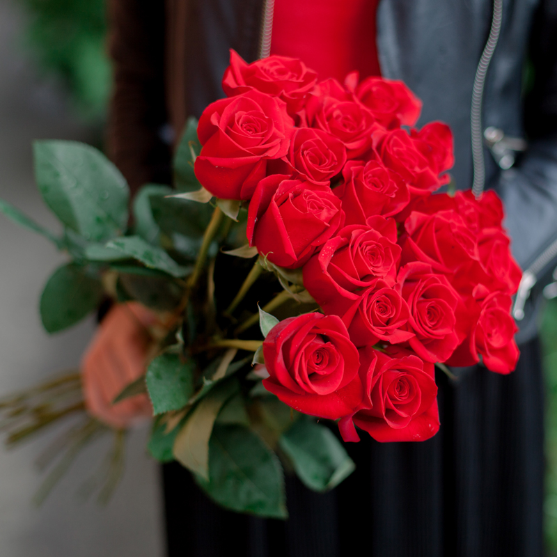 Букет из 19 красных роз с доставкой