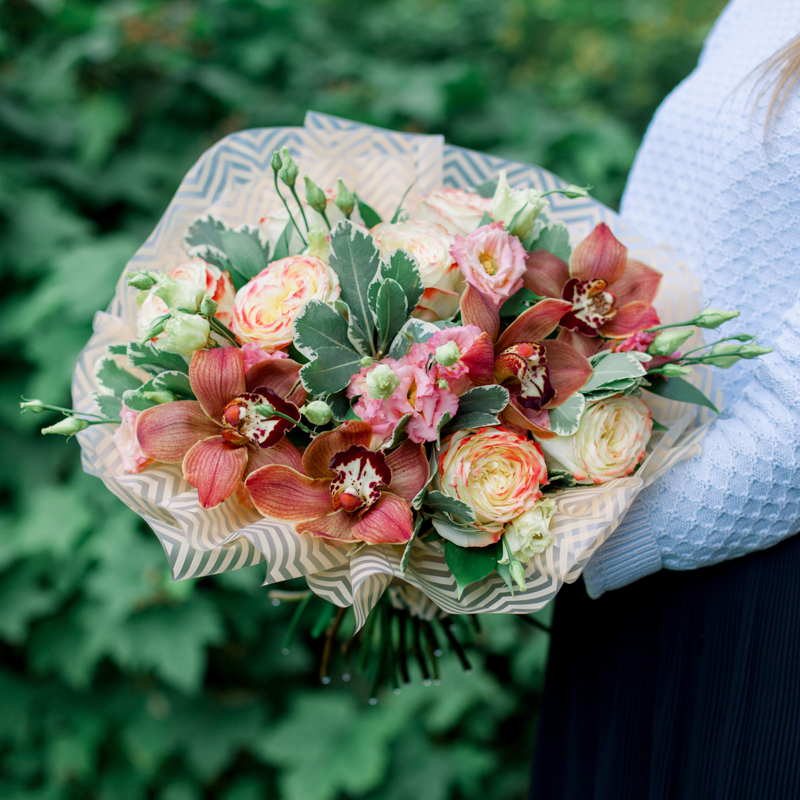 Букет с орхидеями, розами и лизиантусом с доставкой