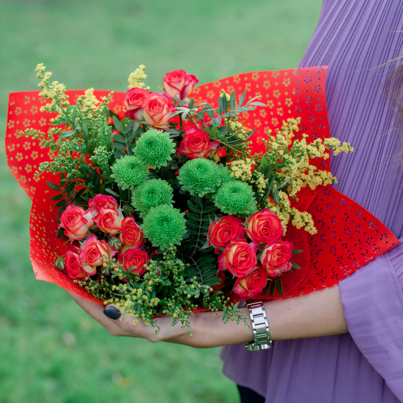 Букет с кустовыми розами и кустовой хризантемой с доставкой
