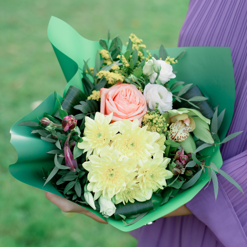 Букет с хризантемой, розой, альстромериями и орхидеей с доставкой