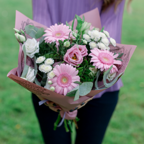 Букет с розовыми герберами, хризантемами и лизиантусом