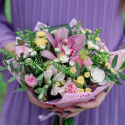 Букет мини с гвоздиками и розовой орхидеей с доставкой