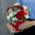 Шляпная коробка с розами, гвоздиками и эвкалиптом с доставкой