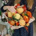 Букет с розами, хризантемами и декоративными листьями с доставкой