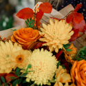 Букет с розами, хризантемами и декоративными листьями купить