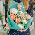 Букет с розами, хризантемой и белой гвоздикой купить