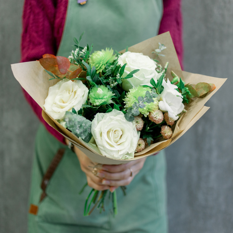 Букет с белыми розами, хризантемой и эвкалиптом с доставкой