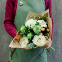 Букет с белыми розами, хризантемой и эвкалиптом купить