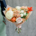 Букет с хризантемами и розами в нежно-оранжевой гамме с доставкой