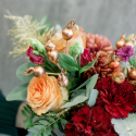 Шляпная коробка с розами, хризантемами и гвоздикой заказать