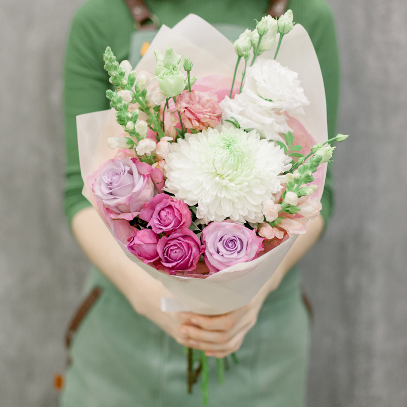 Букет с хризантемой, розами и лизиантусом с доставкой