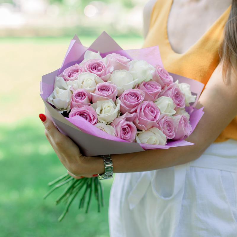 Букет "25 белых и розовых роз" с доставкой