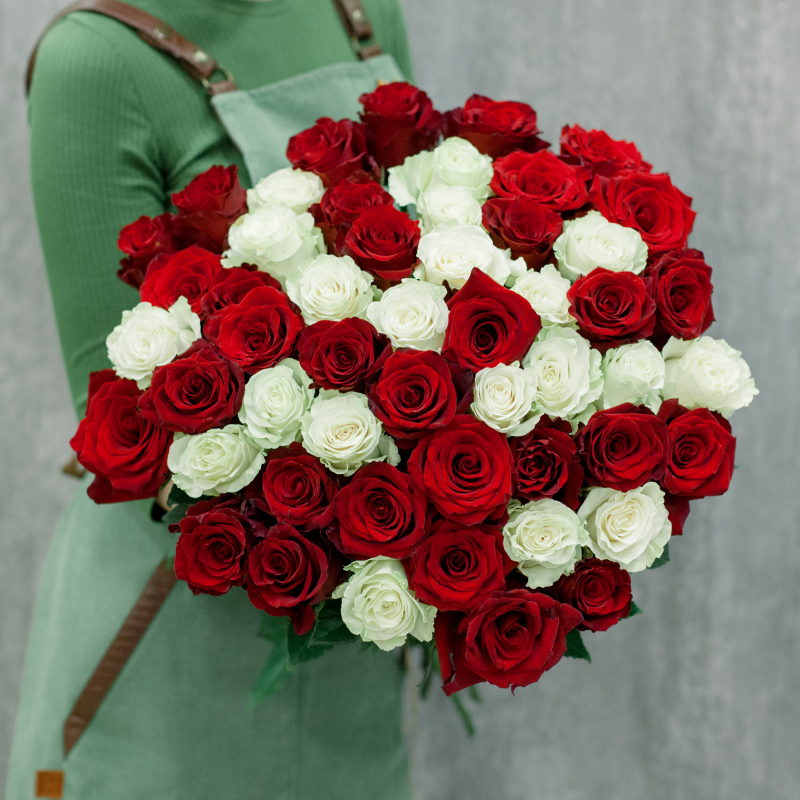 Букет "51 красная и белая роза" с доставкой
