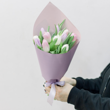 11 тюльпанов в упаковке (нежный микс)