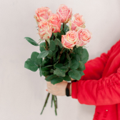 7 эквадорских розовых роз Фиеста 70см купить