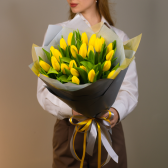 Букет из 25 желтых тюльпанов с упаковкой заказать