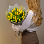 Букет из 25 желтых тюльпанов с упаковкой заказать