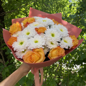 Букет из белой хризантемы и оранжевой розы Кения купить