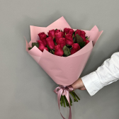 19 малиновых роз Кения в упаковке купить
