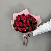 19 малиновых роз Кения в упаковке с доставкой