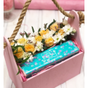 Коробка с макаронами и цветами заказать