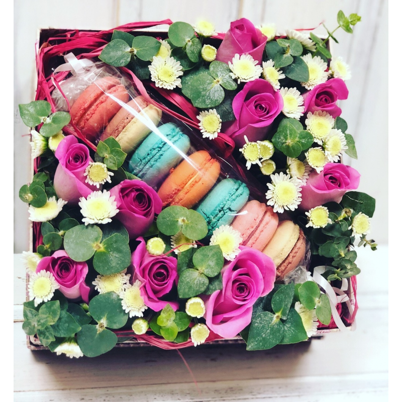 Коробка с макрунами и цветами с доставкой