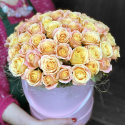 Шляпная коробка из 51 розы (Россия)