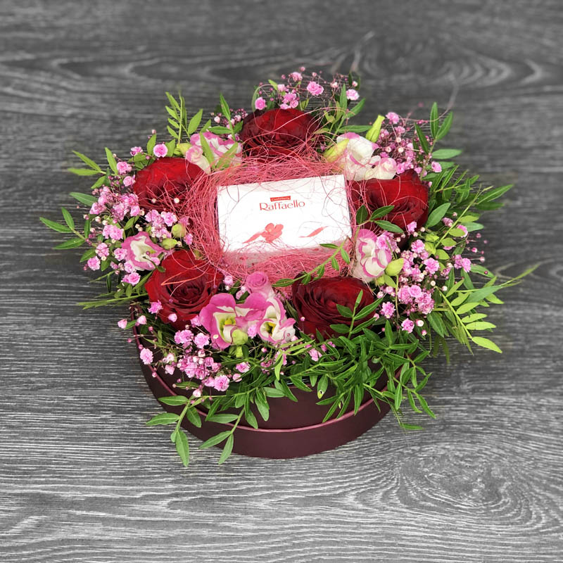 Коробка цветов с конфетами с доставкой