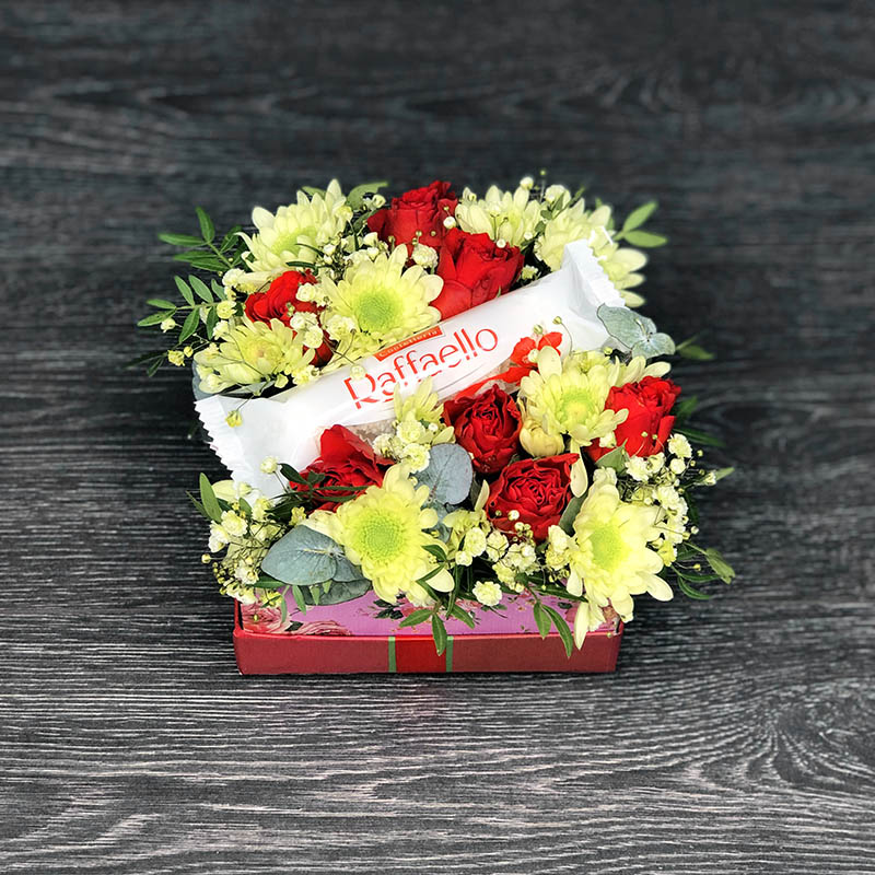 Коробка цветов с конфетами с доставкой